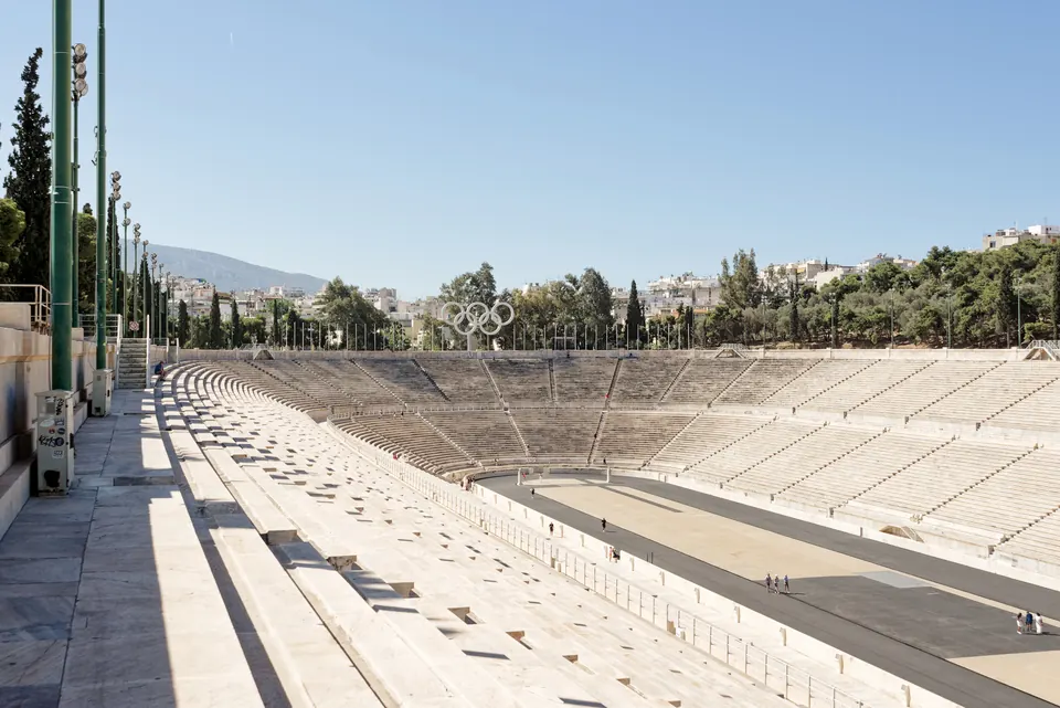 Το εσωτερικό του Παναθηναϊκού Σταδίου στην Αθήνα, με τις μαρμάρινες κερκίδες και τον στίβο.