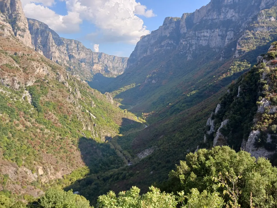 Το φαράγγι του Βίκου από το χωριό Βίκος: απόκρημνοι βράχοι και μια βαθιά, δασωμένη κοιλάδα.