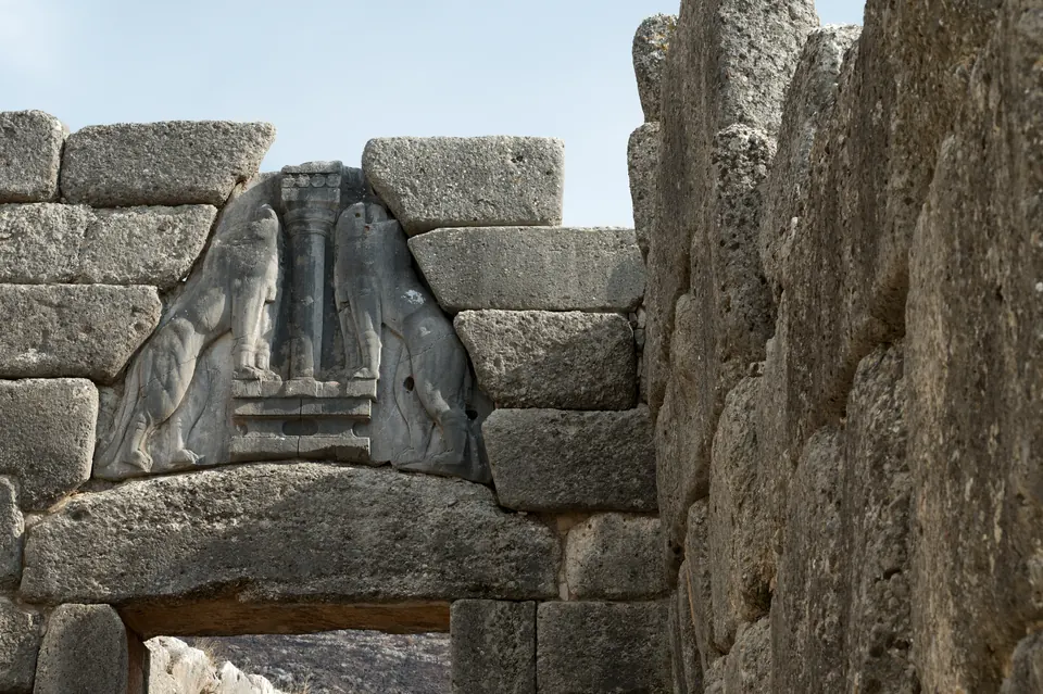 Η Πύλη των Λεόντων στις Μυκήνες: κυκλώπεια τείχη και ανάγλυφο με δύο λιοντάρια πάνω από την είσοδο.